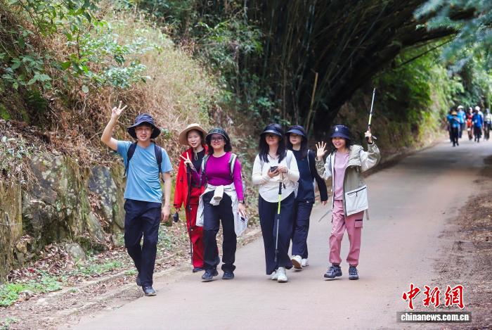 千人徒步穿越紫金白溪自然保护区