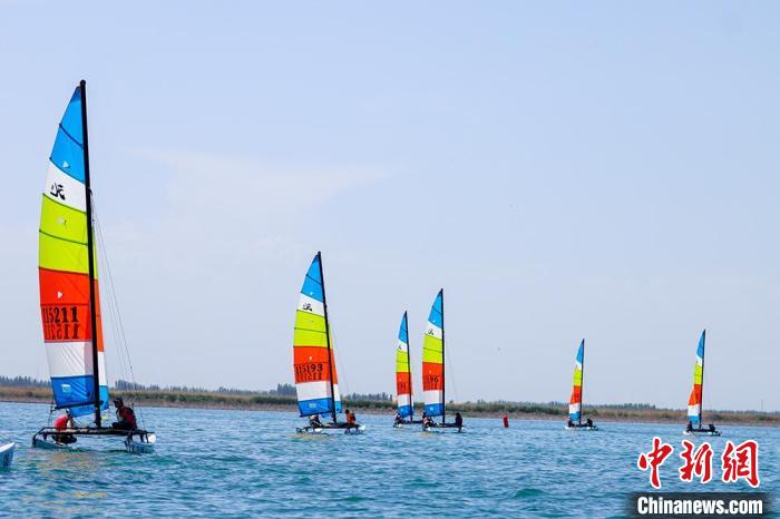 新疆博湖首届帆船公开赛盛大启幕 百名选手竞逐